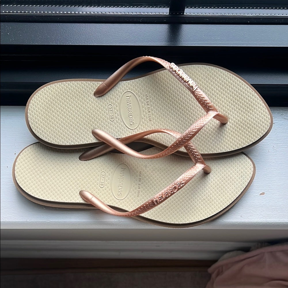 Havaianas Gold Sandals Metallic Thong Style